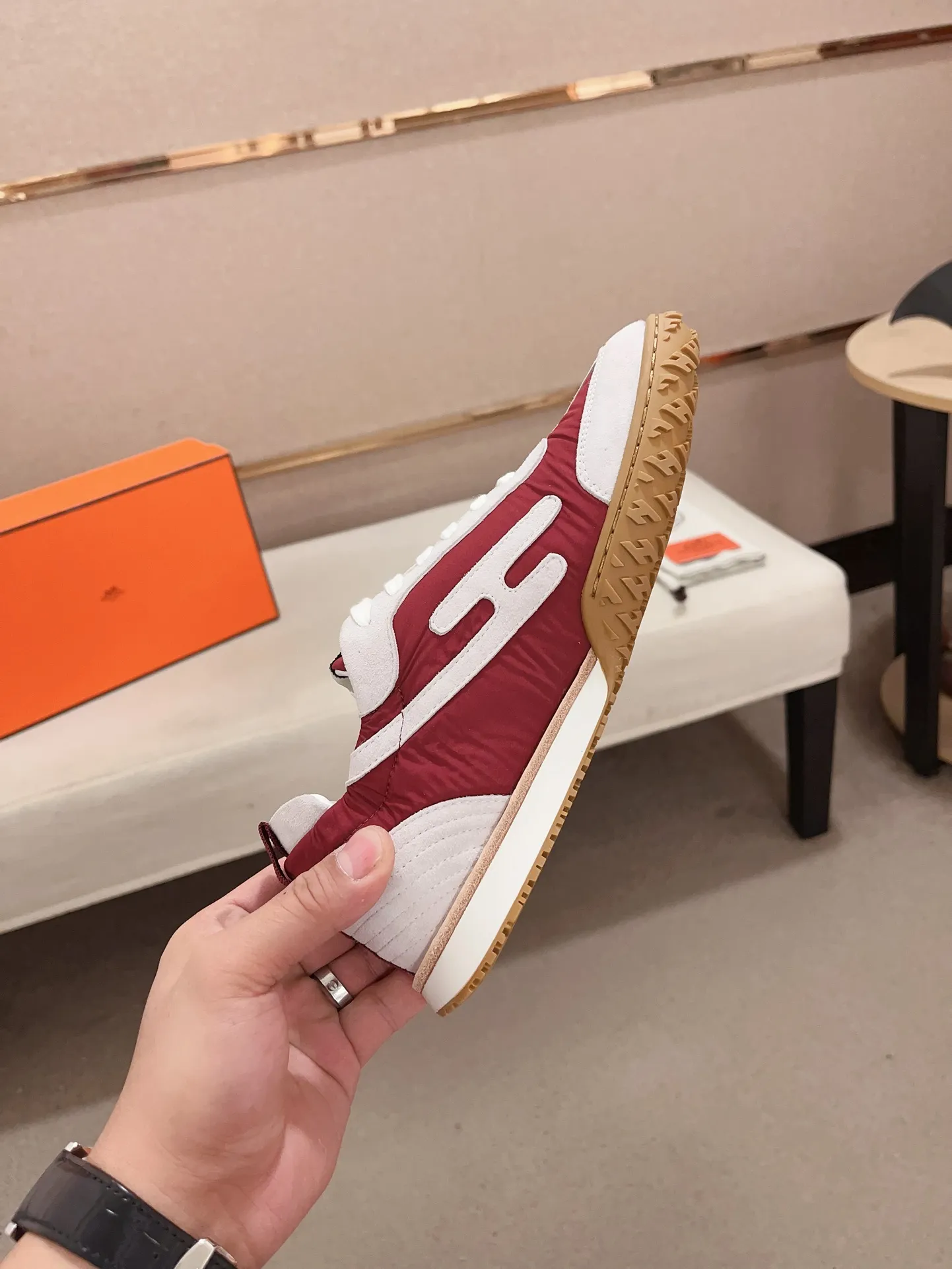Men's men's shoes 💰: 720💰 Hermes top version # Couple style 💏 24ss casual sneakers Suede goatskin sneakers decorated with contrasting patterns and iconic "H" details, beautifully packaged at the delivery counter 🛍📦 Fabric: suede + cowhide Lining: mixed sheep lining Outsole: original TPU Bottom thickness: 2CM Size: 35-44